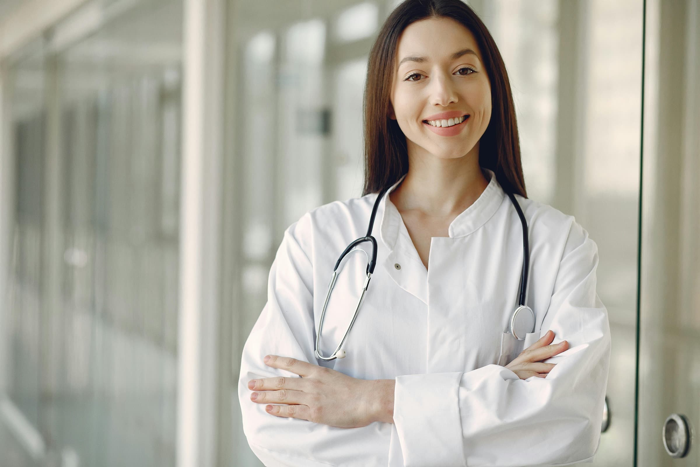 Doctora usando FactuMed para facturación médica en su consultorio